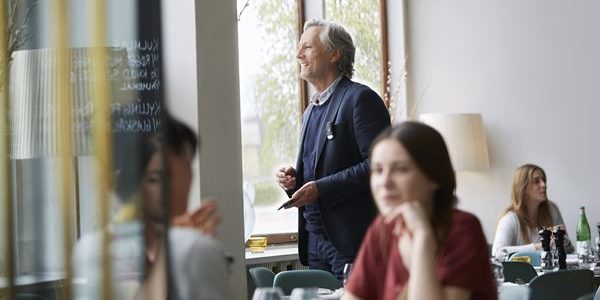 rs_ey_phonecall_indoor_landscape_8799